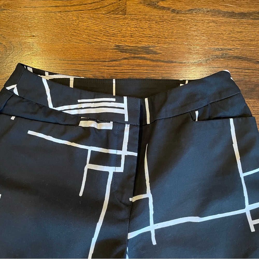INVESTMENTS Women’s- Sz 6 - BLACK-WHITE CAPRIS - Picture 3 of 11